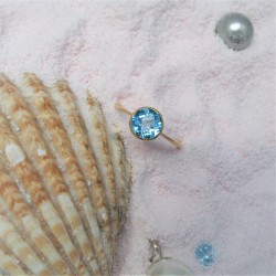 Gouden ring met ronde blauwe topaas